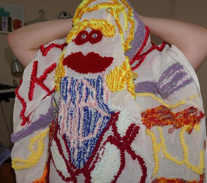 “Коли я малюю фарбами, я з ними спілкуюся”: про персональну виставку Анни Сапон у Музеї Ханенків